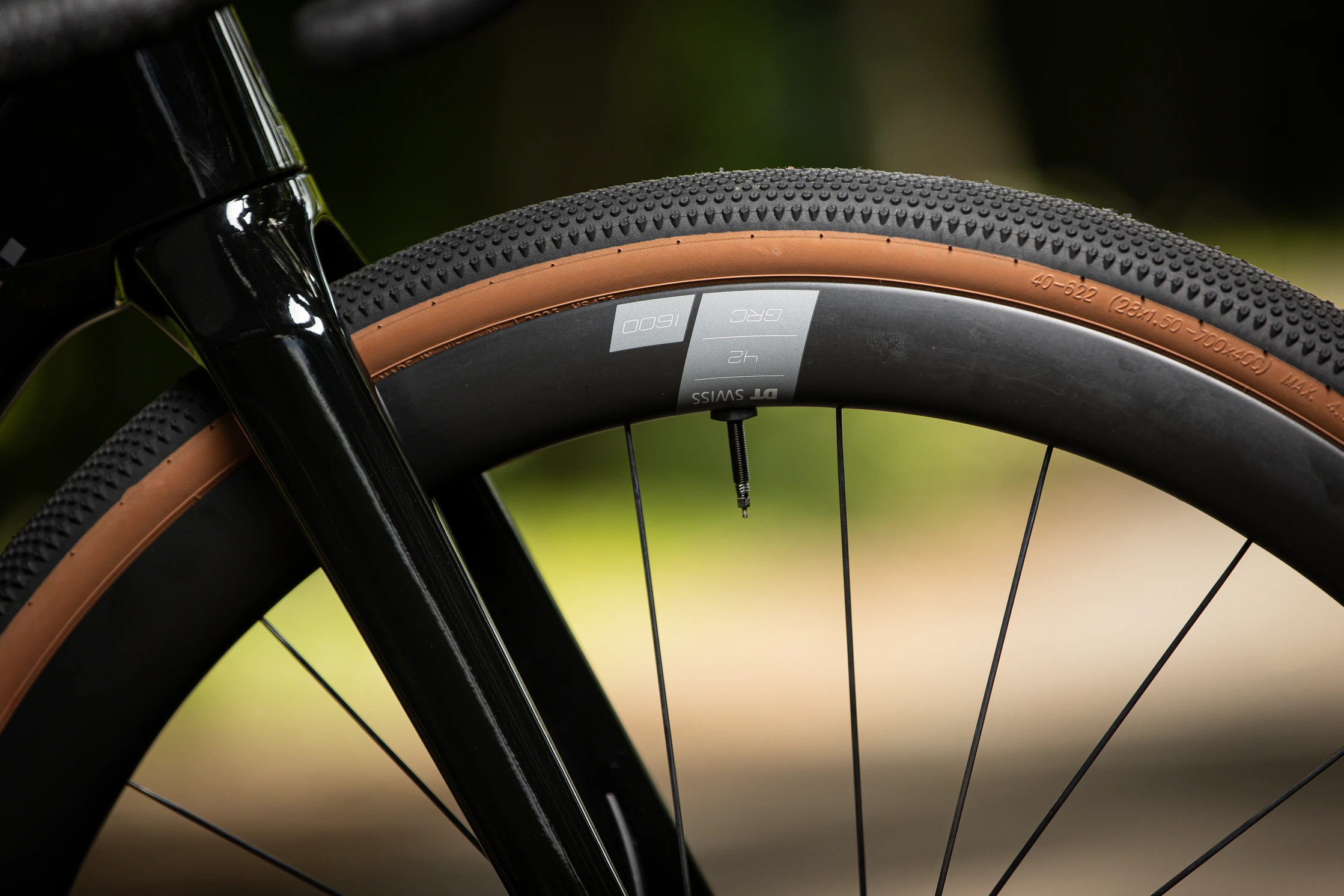 SUPERIOR XR 9.8 GR / Matte Carbon/Gloss Black / 700Cx52cm (S)