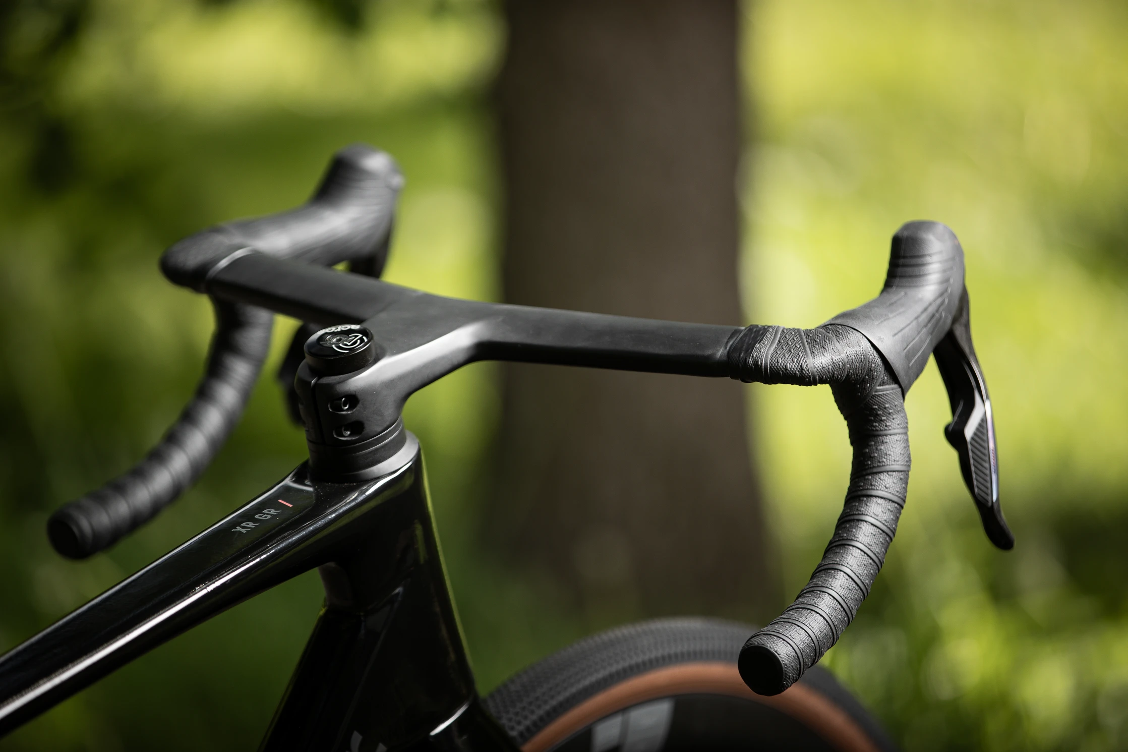 SUPERIOR XR 9.8 GR / Matte Carbon/Gloss Black / 700Cx58cm (XL)