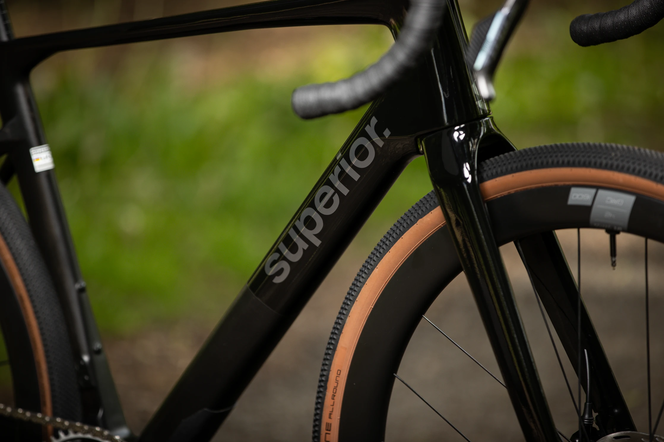 SUPERIOR XR 9.8 GR / Matte Carbon/Gloss Black / 700Cx52cm (S)