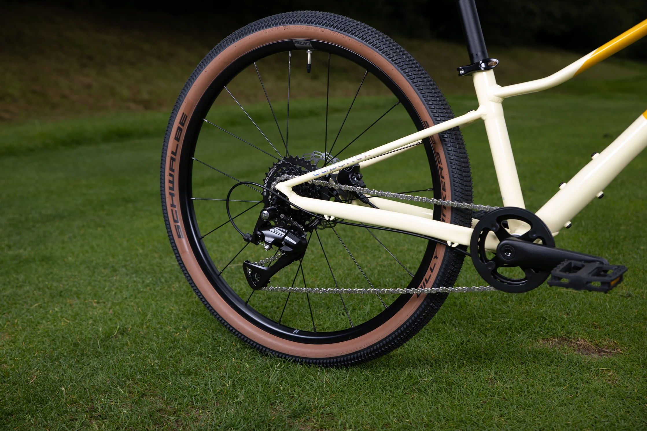 Superior F.L.Y. 24 / Gloss Yellow / 11.0"