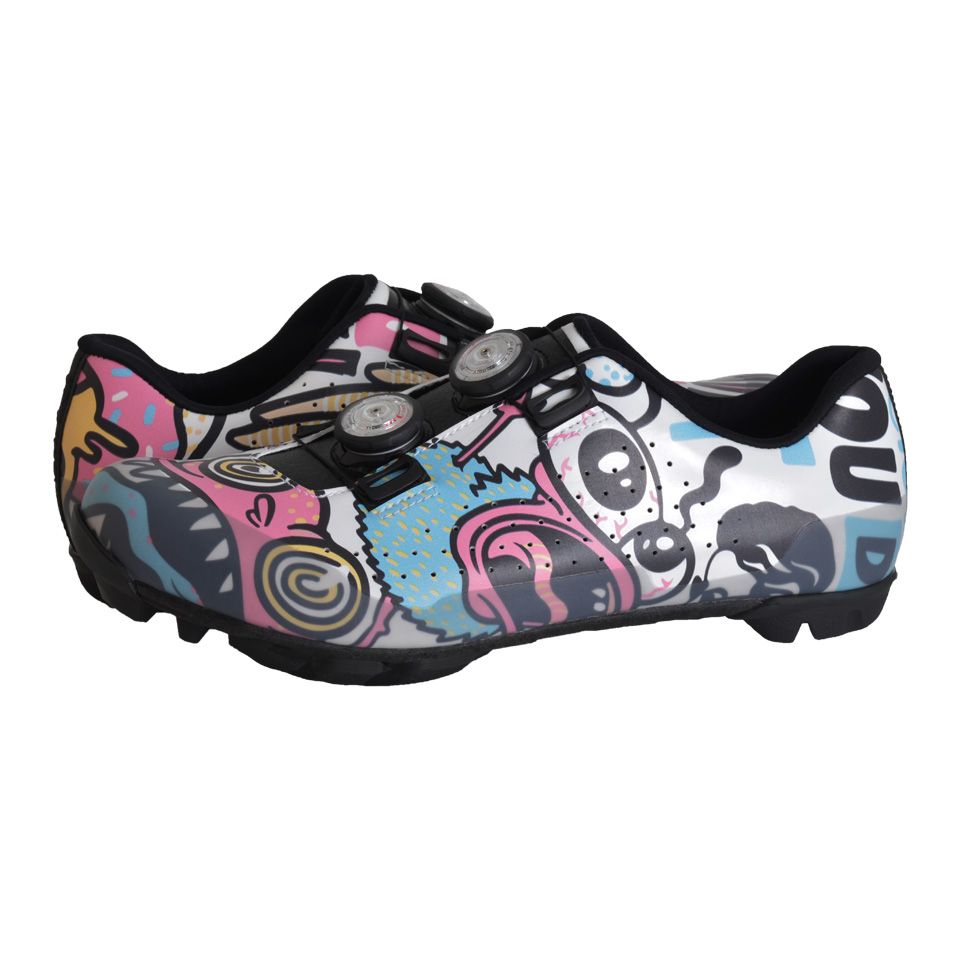 Par-de-zapatillas-John-Luck-Kona-Comic-con-un-fondo-que-evoca-arte-callejero Tretry MTB JOHN LUCK KONA komiks