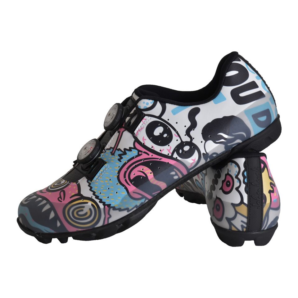 Zapatilla-John-Luck-Kona-Comic-de-perfil-mostrando-la-horma-y-el-diseno Tretry MTB JOHN LUCK KONA komiks
